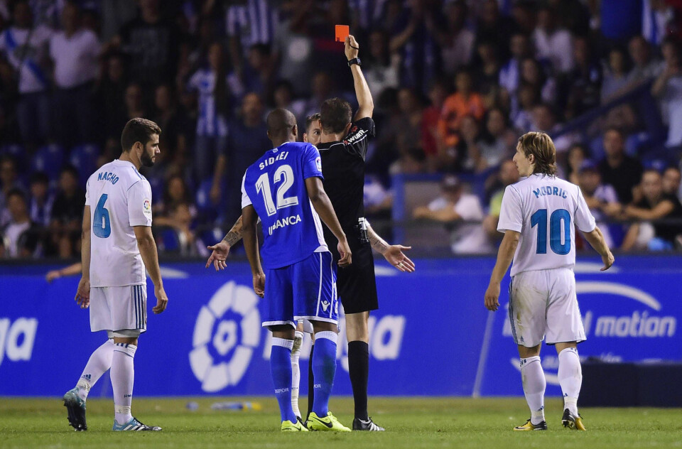 RØDT: Sergio Ramos ble utvist i kampen mot laget Deportivo La Coruna. Bildet viser dommeren som gir rødt kort.