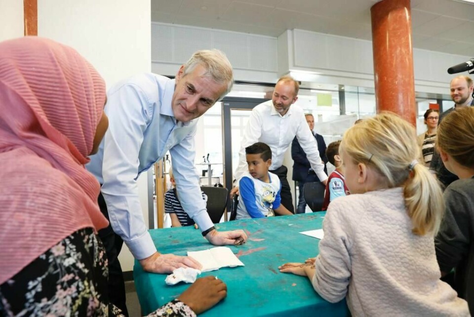 LOVER: Partileder Jonas Gahr Støre og nestleder Trond Giske lover en bedre skole. Her besøker de Nordpolen skole i Oslo.