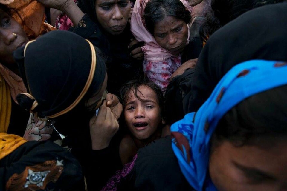 HJELP: Flyktninger står i kø for å få utdelt mat i en flyktningleir i Bangladesh. I Myanmar hindret en gruppe buddhister at nødhjelp kom fram til rohingyaer.