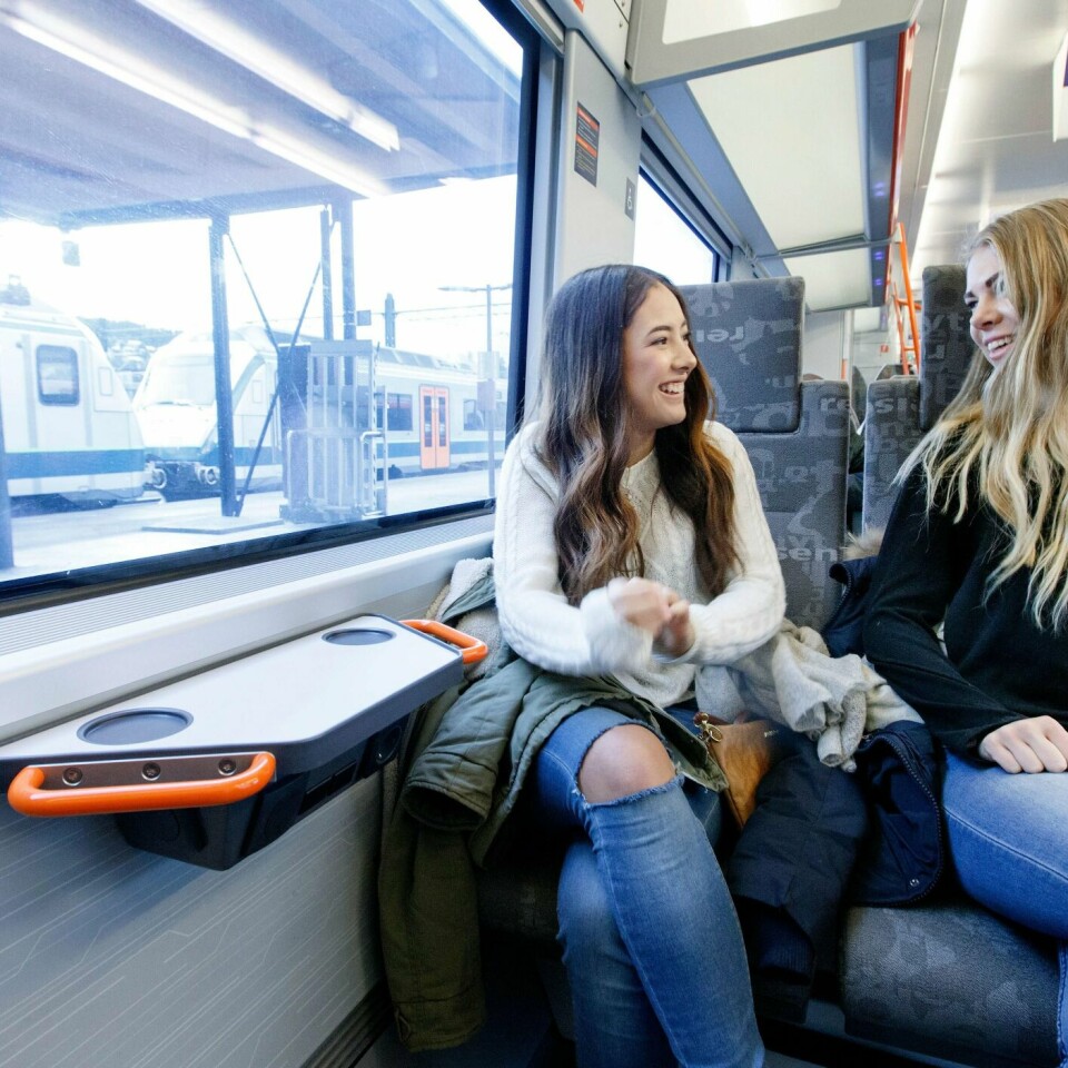 BILLIGERE: Ungdommer får reise billigere med toget.