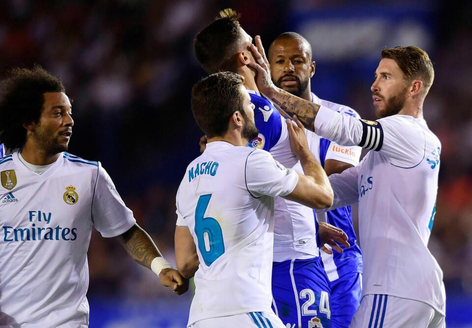 BRÅK: Sergio Ramos er kjent for å være tøff på banen. Her dytter han til en motspiller.