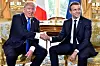 Bildet viser Donald Trump og Emmanuel Macron som håndhilser.