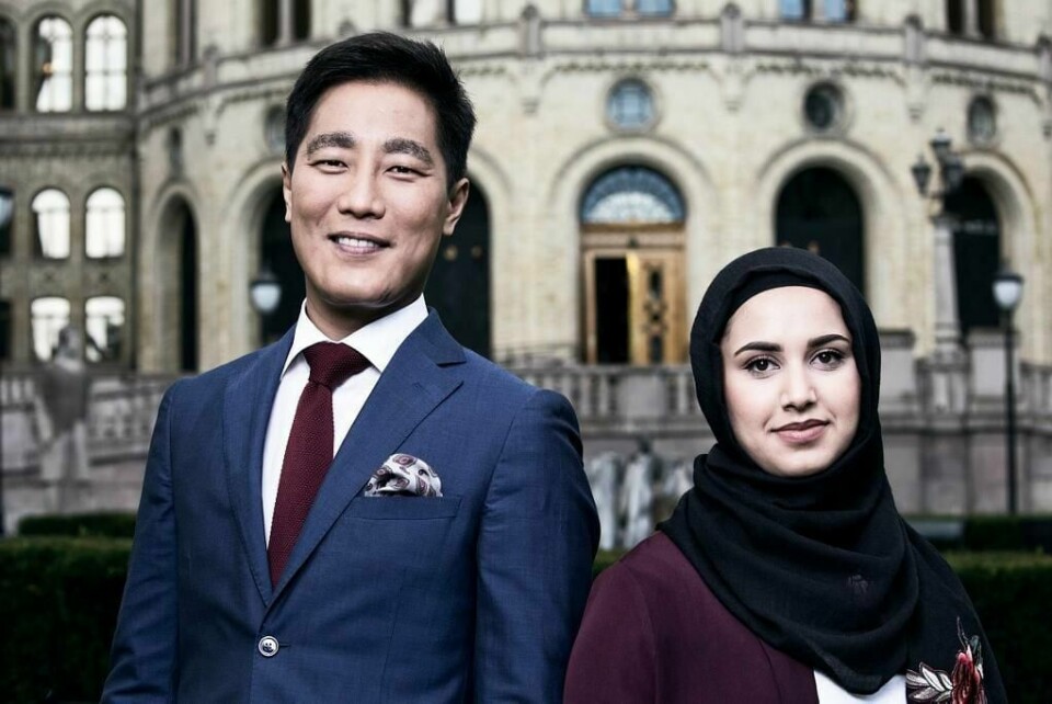 VALG: Faten Mahdi Al-Hussaini leder programmet «Faten tar valget» på NRK1. Hun får hjelp til å velge parti av Fredrik Solvang.