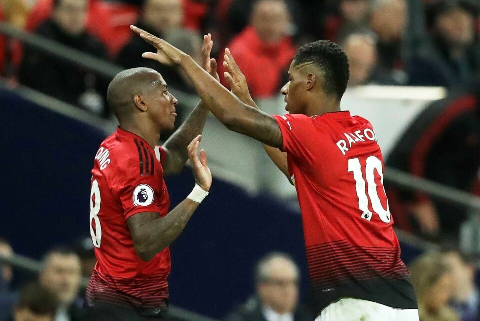 VANT: Manchester Uniteds spillere Juan Mata og Marcus Rashford feirer etter skåring. United vant 1-0 over Tottenham søndag.