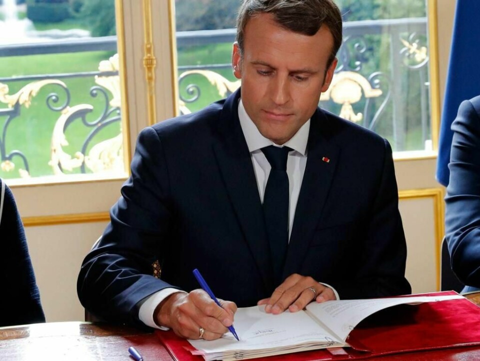LOV: President Emmanuel Macron skrev under den nye loven fredag.