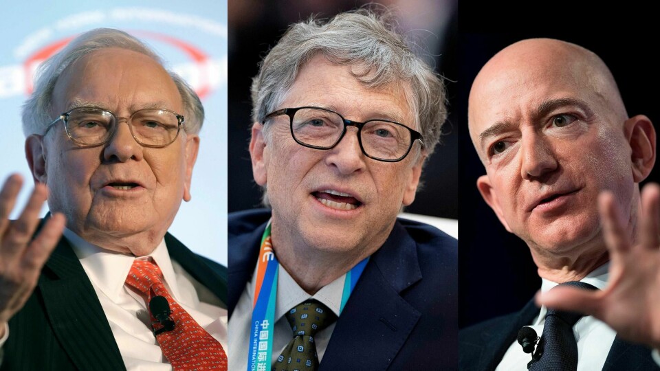 RIKE: Jeff Bezos (til høyre) er rikest i verden. Bill Gates (i midten) er nest rikest. Han eier selskapet Microsoft. Den tredje rikeste er Warren Buffet (til venstre). Han eier selskapet Berkshire Hathaway. De investerer i andre selskaper.