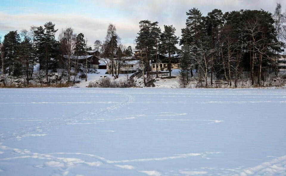 LETER: Politiet skal lete etter spor i Langvannet. Det ligger rett ved eiendommen til Tom Hagen i Lørenskog. Hans kone Anne-Elisabeth Hagen er trolig bortført.