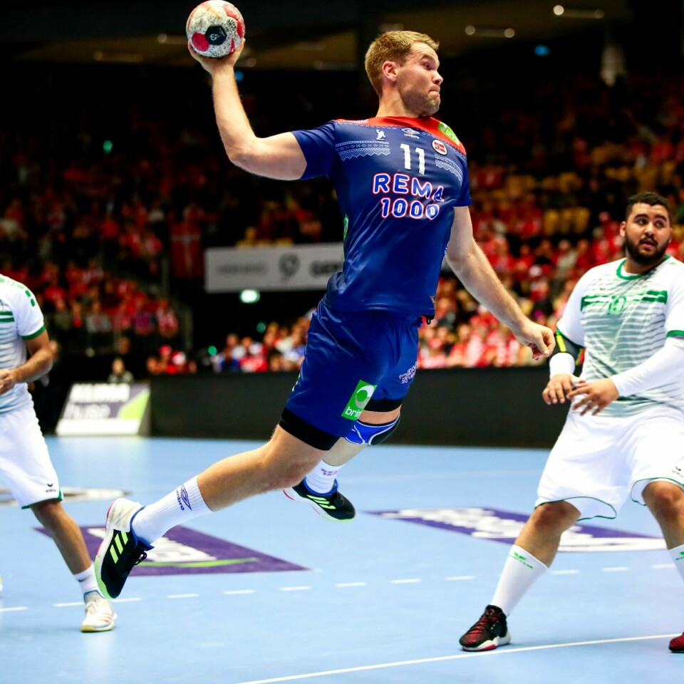 KAMP: Mandag spiller Norge kamp mot Sverige. Kampen spilles i verdens-mesterskapet (VM) i håndball for menn. Petter Øverby skal spille forsvar.