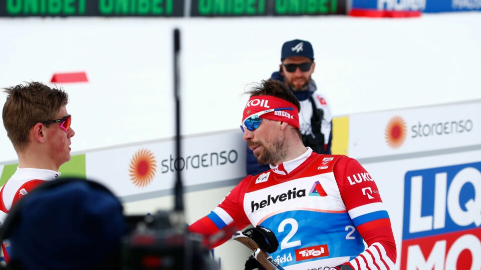 DYTT: Russiske Sergej Ustjugov var misfornøyd etter VM-sprinten. Han dyttet til Johannes Høsflot Klæbo.