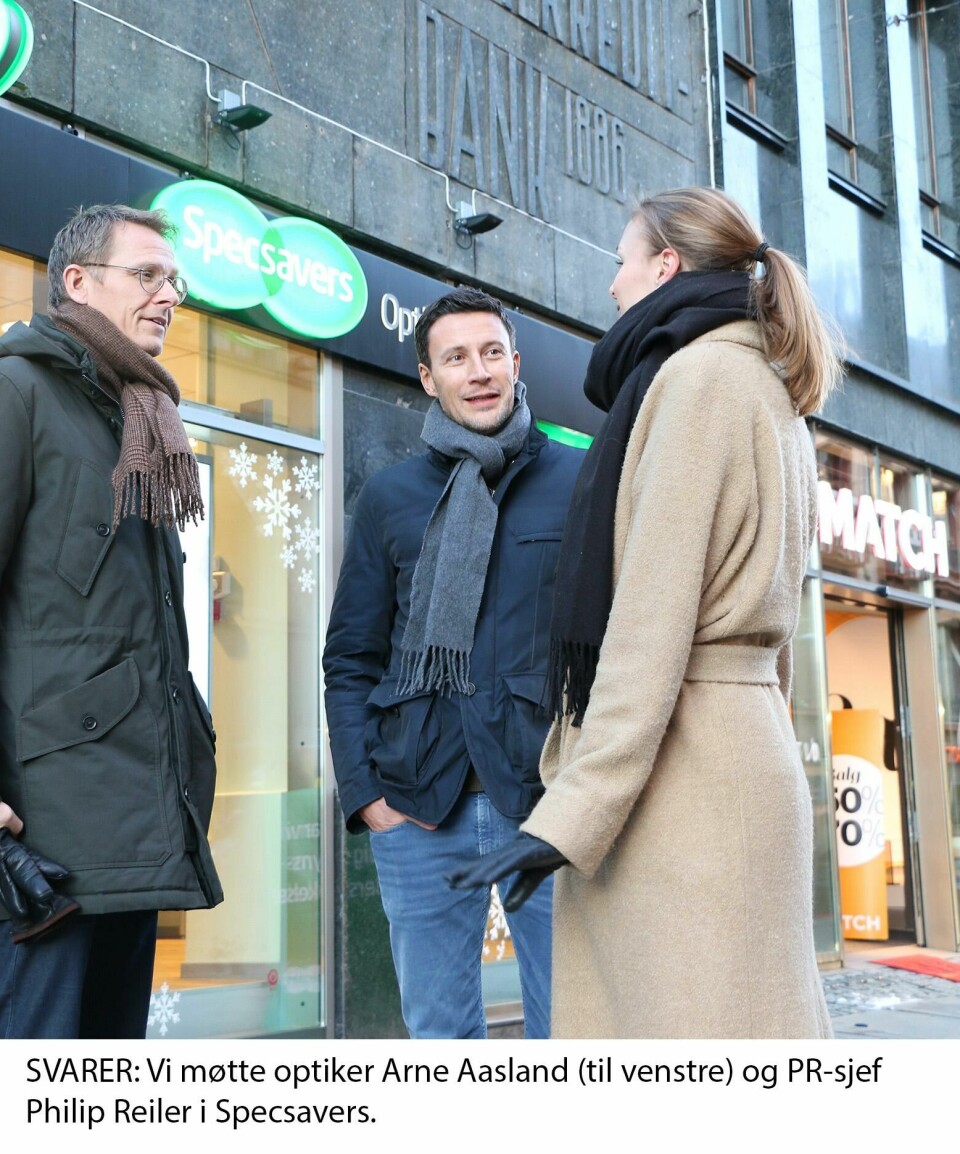 SVARER: Vi møtte optiker Arne Aasland (til venstre) og PR-sjef Philip Reiler i Specsavers. Bildet viser Klar Tales journalist i samtale med Arne Aasland (til venstre) og PR-sjef Philip Reiler i Specsavers.