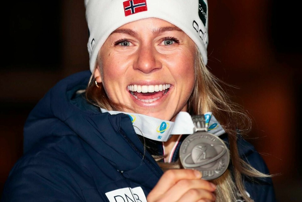 GLAD: Tiril Eckhoff jublet over sølv på jaktstarten i VM i skiskyting. Johannes Thingnes Bø var misfornøyd med sitt sølv.