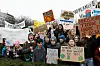 Bildet viser barn og ungdommer med plakater. De streiker for klimasaken.