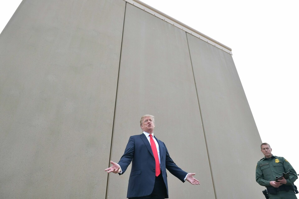 MUR: President Donald Trump får muren han har kjempet for. Her er han foran en prøve av muren i 2018.