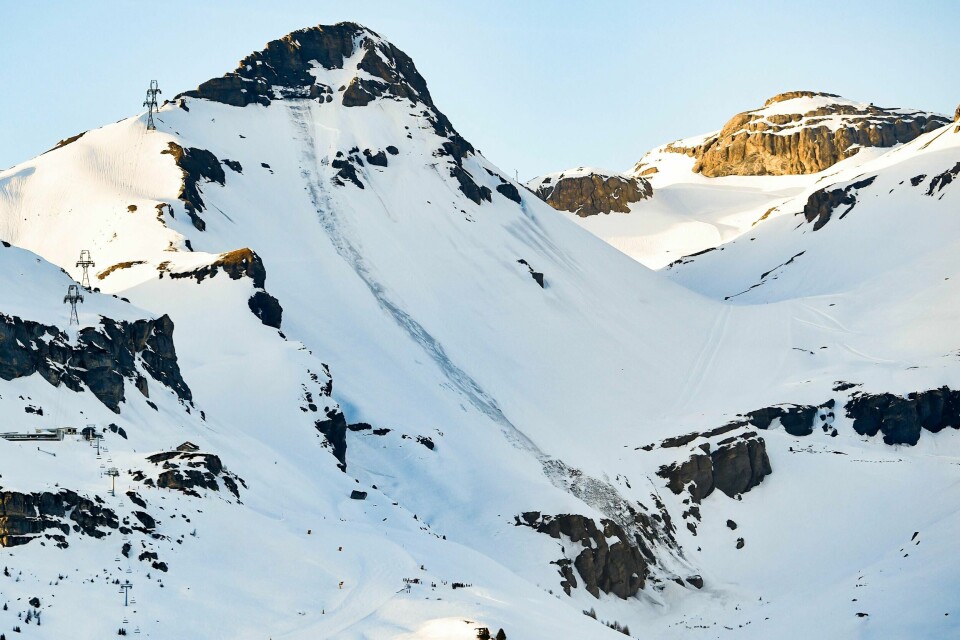 SNØSKRED: Tirsdag gikk et skred i skianlegget Crans-Montana i Sveits. Redningsmannskaper leter fortsatt etter savnede under snøen.