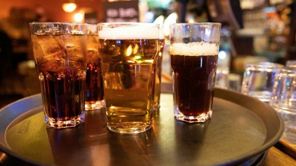 SA NEI: Utesteder i Norge fikk ikke servere alkohol. Regjeringen sa nei. Men nå gjør Stortinget om på reglene.