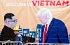 Bildet viser en plakat av Donald Trump og Kim Jong-un. Det er en tegning som viser at de håndhilser.