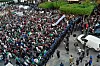 Bildet viser folk som protesterer i hovedstaden Alger i Algerie.