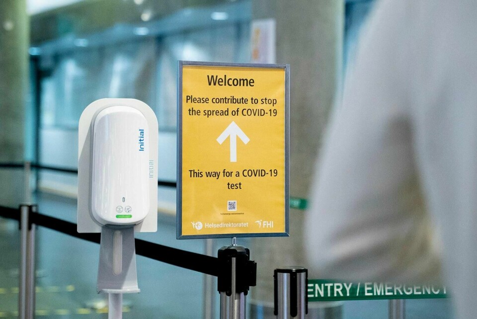 TESTING: Alle som kommer til Norge fra utlandet, må teste seg her. Men svært mange arbeids-innvandrere tester seg ikke. Det er det mange årsaker til, sier organiasjonen Caritas.