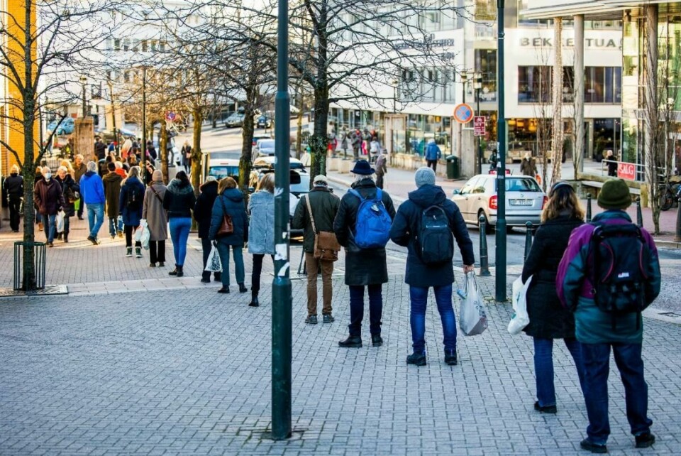 REISTE: Mange reiste til andre kommuner etter at den de bor i ble stengt. Det ble tydelig da Vinmonopolet stengte i ti kommuner på Østlandet. Da reiste folk for å handle der det var åpent.