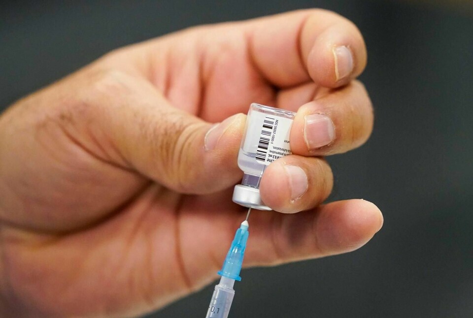 VAKSINE: Vaksinasjon mot korona-virus er i gang i Norge. Men fortsatt smittes folk med viruset.
