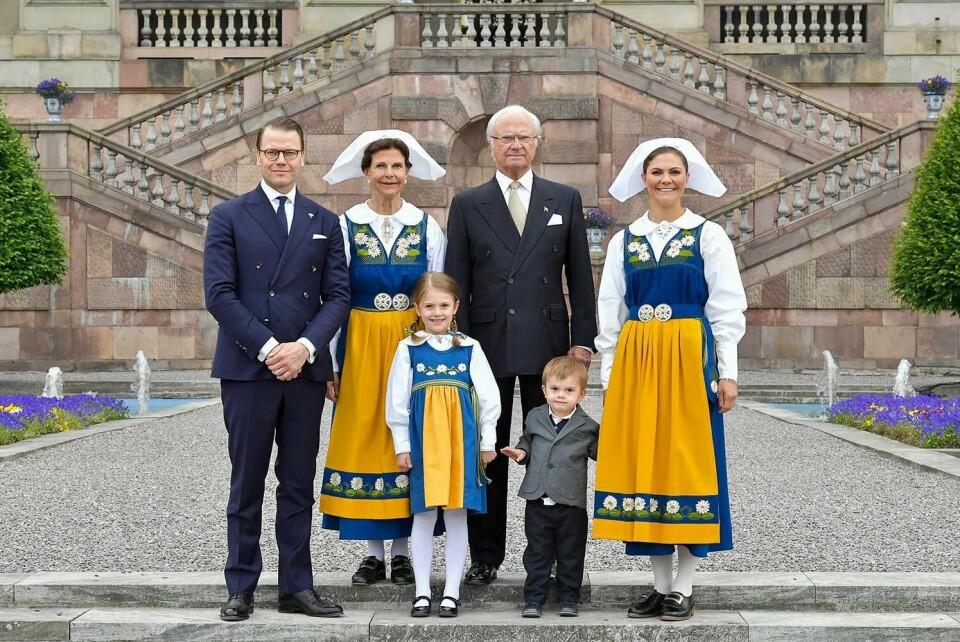 SERIE: Kong Carl Gustaf og dronning Silvia med kronprinsesse Victoria, prins Daniel og deres barn Estelle og Oscar familien på Sveriges nasjonaldag. Nå blir de TV-serie.