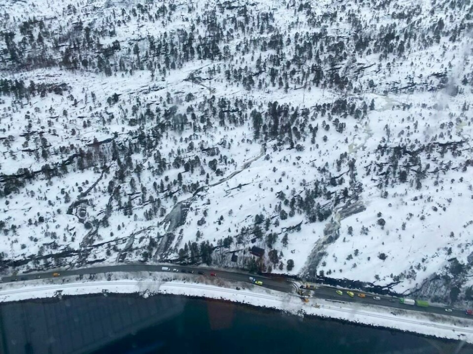 SKRED: En bil og en person ble torsdag morgen tatt av et skred over riksvei 80 mellom Fauske og Bodø.
