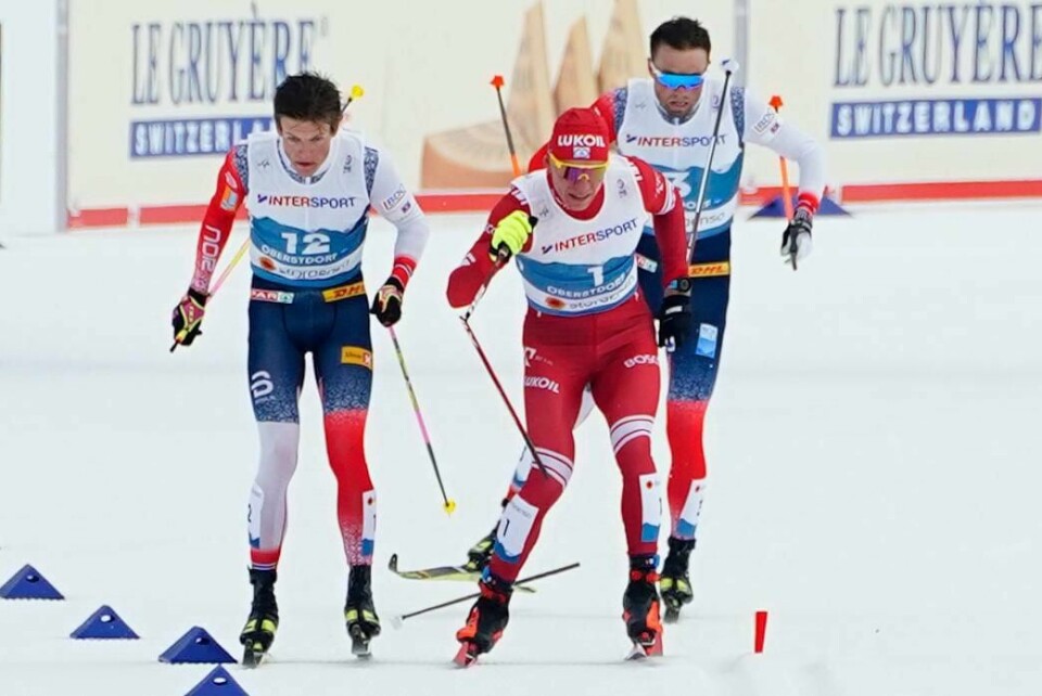 BREKKER: Aleksandr Bolsjunov (i midten) brekker staven. Det skjer etter en kollisjon med Johannes Høsflot Klæbo (til venstre). Emil Iversen (bak) får gullet til slutt. Klæbo ble diskvalifisert.