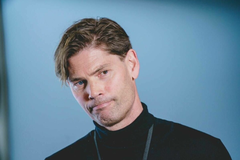 SVAR: Pål Andre Holme mener de vet hva som er årsak til at helse-arbeidere ble syke etter å ha fått vaksine fra AstraZeneca. Han er overlege ved Oslo universitets-sykehus.
