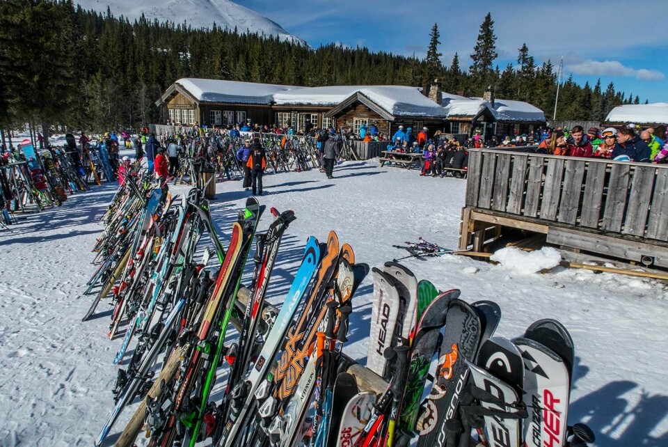 TRENGSEL: Slik pleier det å se ut i kommuner med alpinsenter i påsken. Men denne påsken blir det trolig mye færre og større avstand mellom folk. Det skjer etter de strenge, nye korona-reglene i Norge.