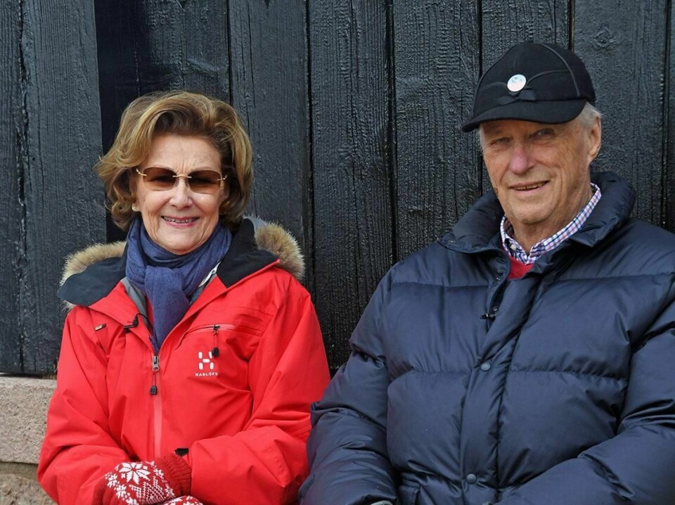 HILSEN: Dronning Sonja og kong Harald er på Kongs-seteren i Oslo. Der skal de være i påsken. De sendte en hilsen til alle i Norge.