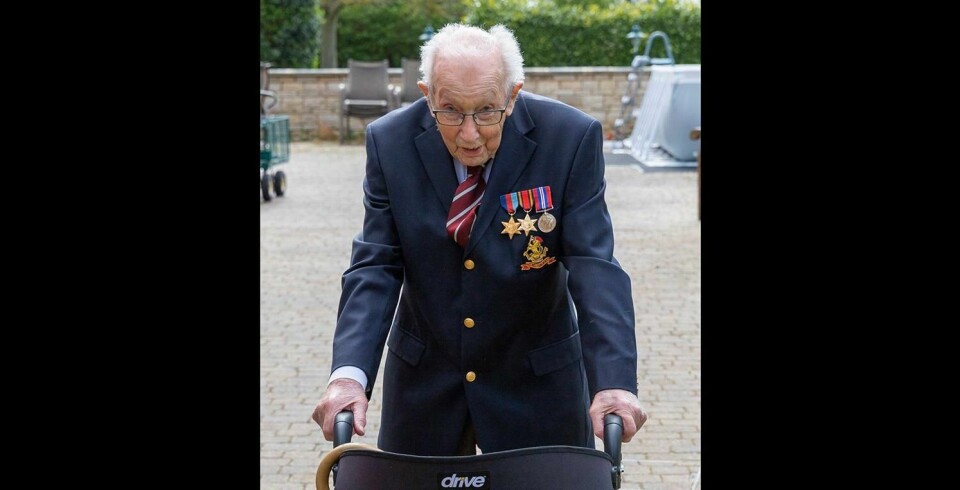 BIDRAR: 99 år gamle Tom Moore skal gå 100 runder i hagen før bursdagen sin.