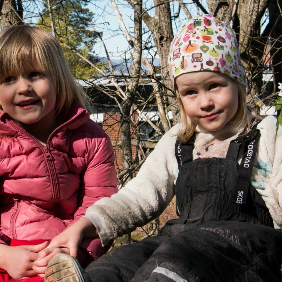 TILBAKE: Barnehagene stengte for over en måned siden. Nå er mange av barna tilbake. Søstrene Ella (til høyre) og Nellie har savnet vennene.