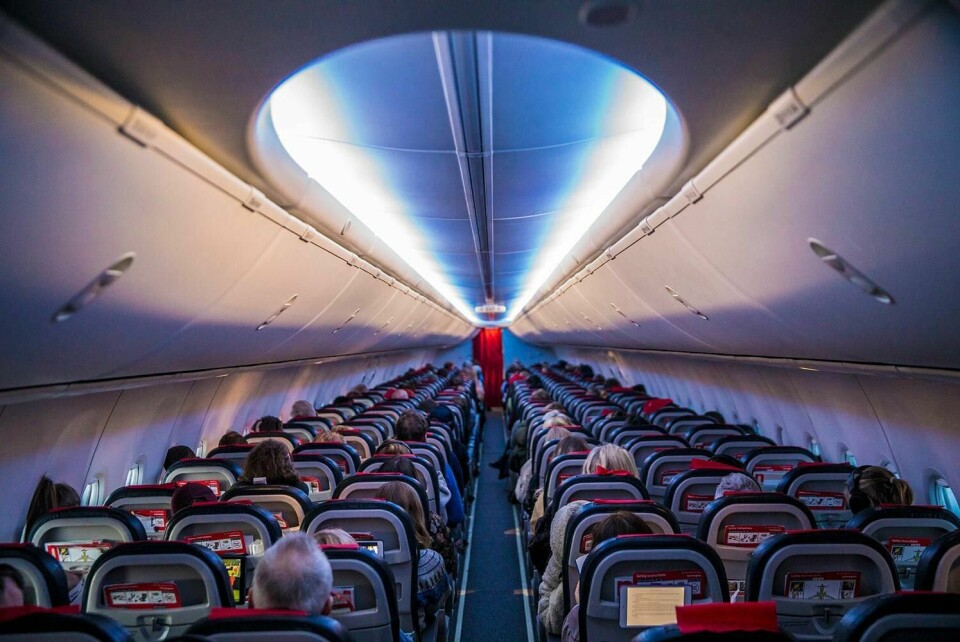 NORMALT: Avstanden mellom passasjerer er som normalt på fly i Norge. Da blir det tett når flyene er fulle. Illustrasjonsfoto.