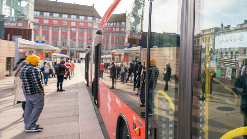 REGLER: Offentlig transport har fått sine egne regler for smittevern. Disse gjelder for eksempel om bord på bussen.
