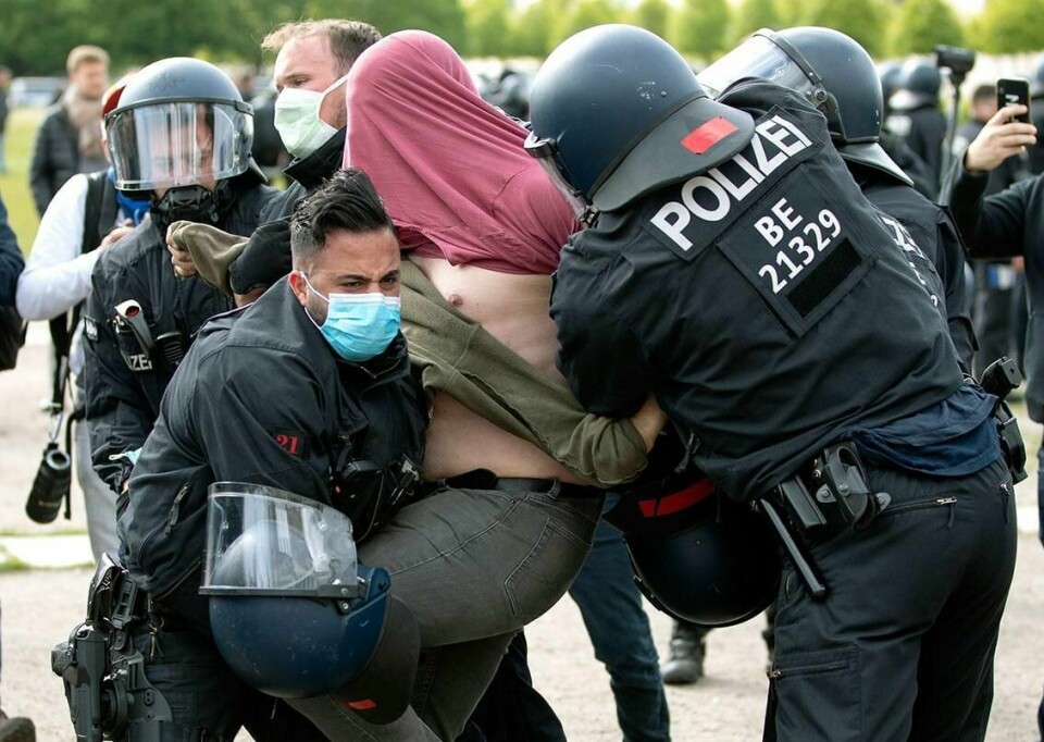 BRÅK: Mange protesterer mot korona-regler. Høyre-ekstreme utnytter situasjonen, sier tysk politi.