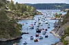 Lillesand 20200517. 
Nasjonaldagen feires i Âr pÂ en ny og annerledes mÂte pÂ grunn av koronoaviruset. Det er en stor kortesje med bÂter som passerer Just¯ybrua langs Blindleia pÂ vei til Lillesand.
Foto: Tor Erik Schr¯der / NTB scanpix