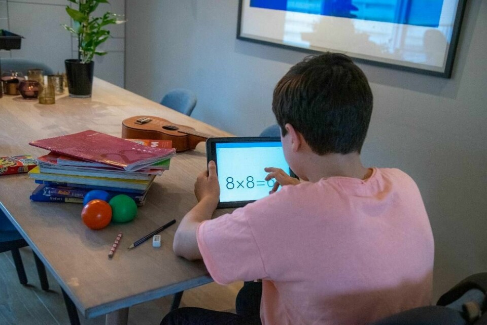 ADVARER: Unicef Norge sier barn er mer utsatte for nettovergrep nå. Årsaken er at mange bruker mer tid foran en skjerm, og har liten annen sosial kontakt.