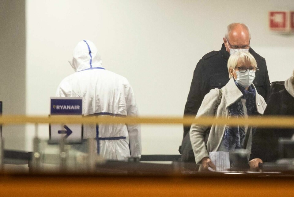 FLY: Det har kommet nye krav til avstand mellom passasjerer på fly. Det skal hindre smitte med korona. Men munnbind er like lurt, mener flyselskapene.