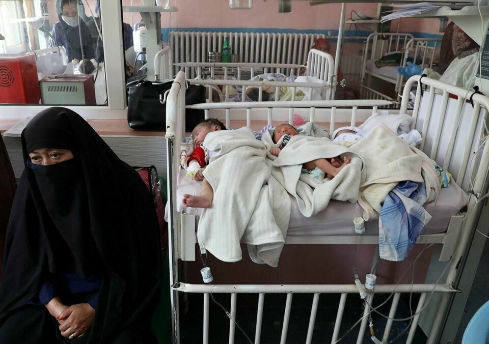 REDDET: Disse babyene ble reddet da terrorister angrep et sykehus i Kabul. Men mødrene deres ble skutt og drept.