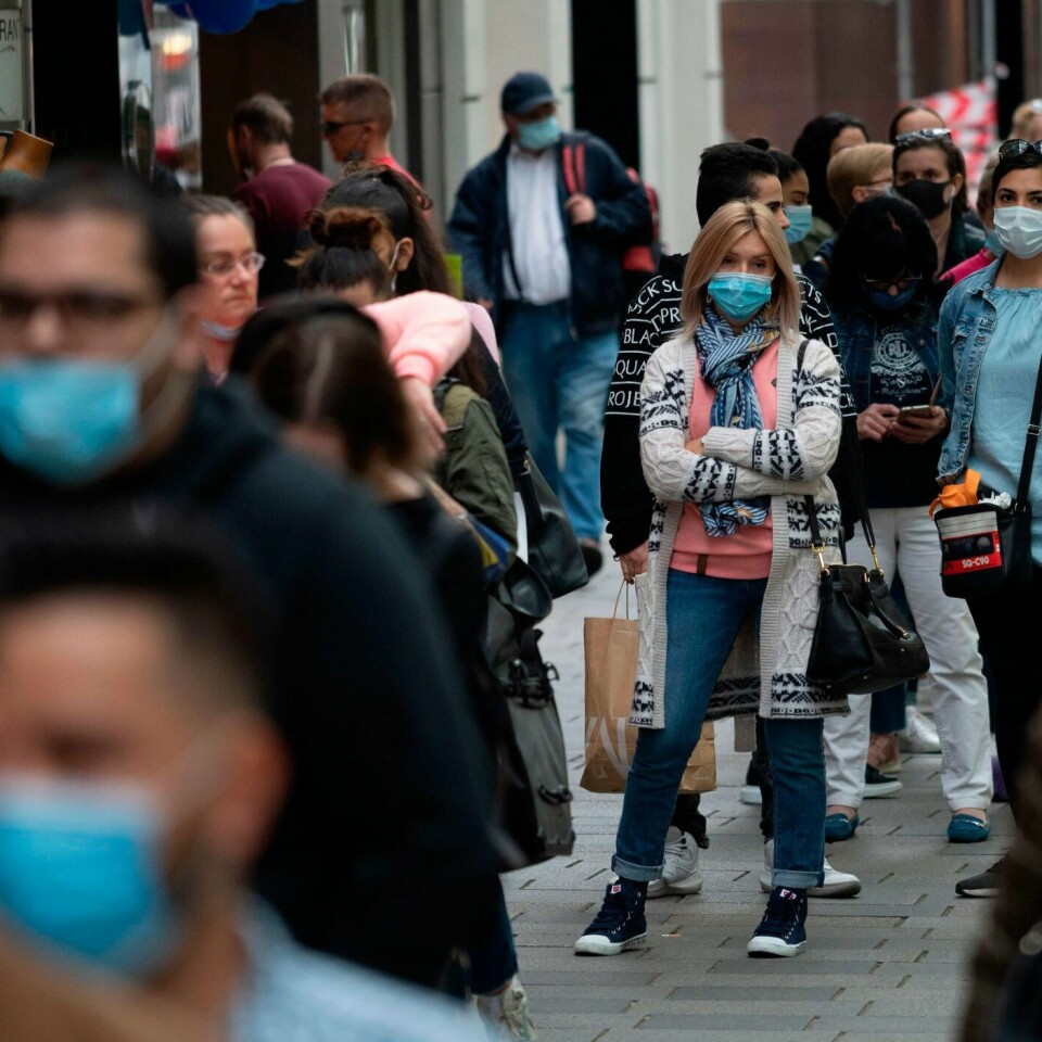 MASKER: Folk bruker masker for å beskytte seg mot korona-viruset. Bildet er fra Østerrike.