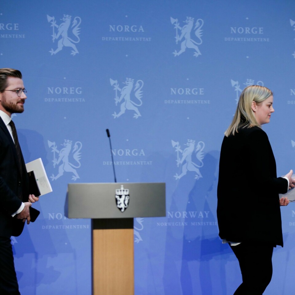 TO HENSYN: Regjeringen har foreslått en ny grense for hvor det kan bores etter olje. Da må de ha hensyn til miljø og olje. Det sier Sveinung Rotevatn og Tina Bru. Han er miljøvernminister. Hun er olje- og energiminister.