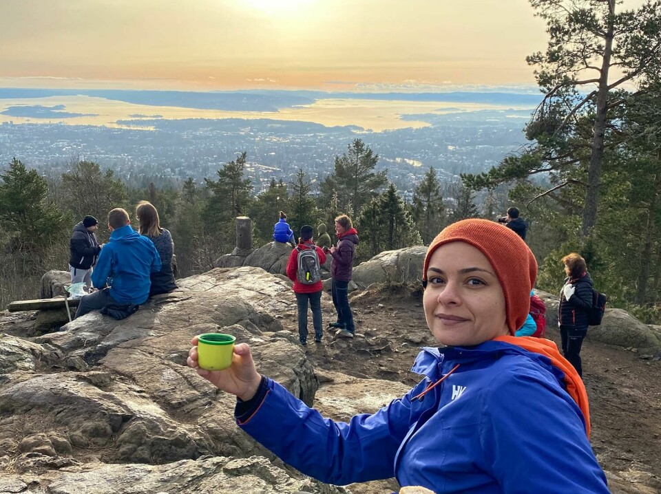 TOPPTUR: I naturen finner Hanan Abdelrahman ro. Bildet viser Hanan Abdelrahman på toppen av et fjell.