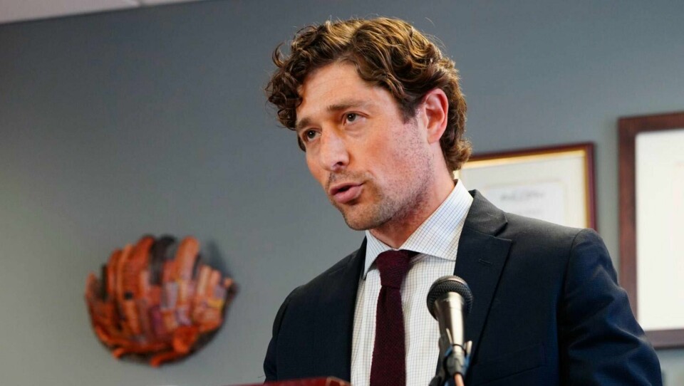 ORDFØRER: Jacob Frey er ordfører i Minneapolis i USA. Han krever rettferdighet etter at politiet pågrep en mann. Mannen døde.