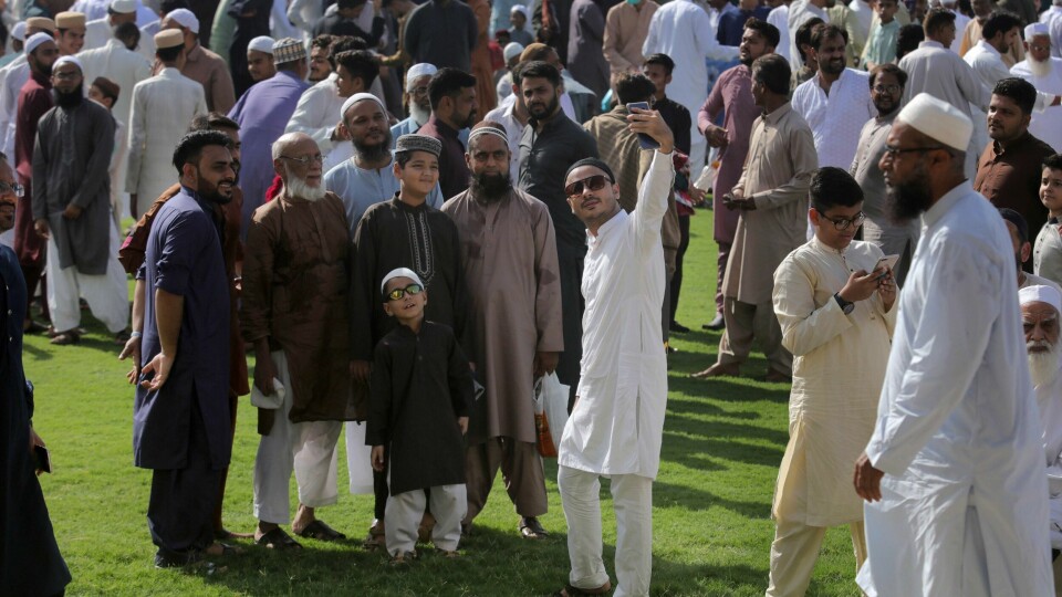 PAKISTAN: Muslimer i hele verden har startet id-feiringen. Det blir annerledes i år. Bildet er fra Pakistan etter en bønn søndag.