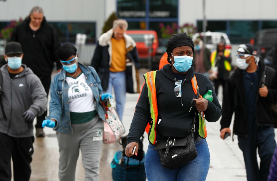 FLEST I USA: USA er landet med flest korona-smittede i verden. Nå har over 5 millioner personer i verden testet positivt. Bildet er fra en bilfabrikk i USA. De ansatte bruker ansiktsmaske.