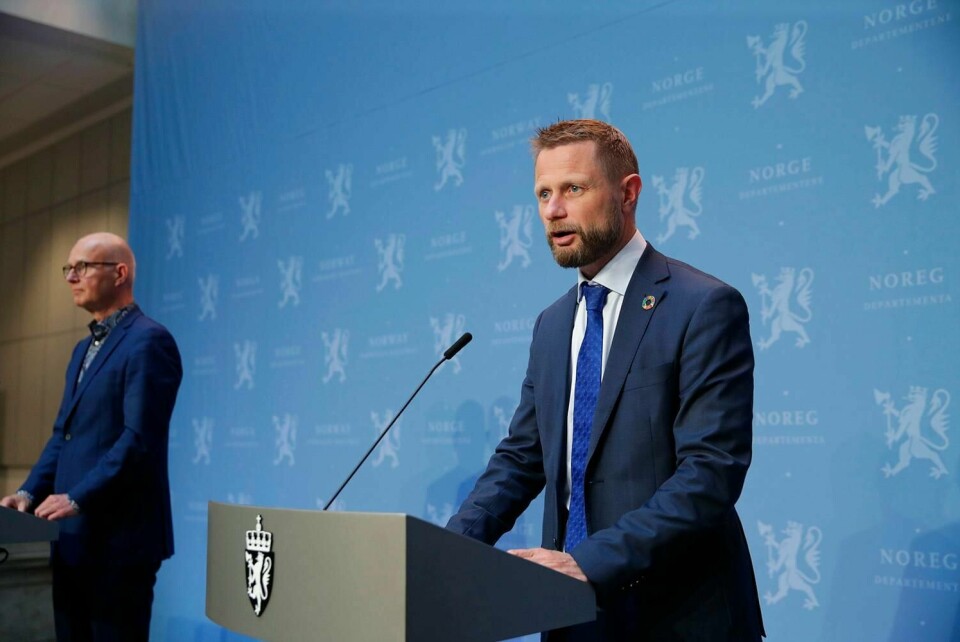 BEDRE: Stadig færre smittes med korona-virus. Helseminister Bent Høie vil bruke en ny test for å finne ut om folk er smittet.