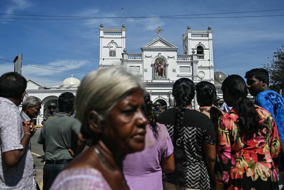 SORG: Folk samlet seg mandag morgen i bønn utenfor kirken St. Anthony's Shrine i Colombo. Vakter står foran dem og kirken. Det var en av de tre kirkene som ble angrepet søndag. Til sammen 290 mennesker er døde i angrepene.