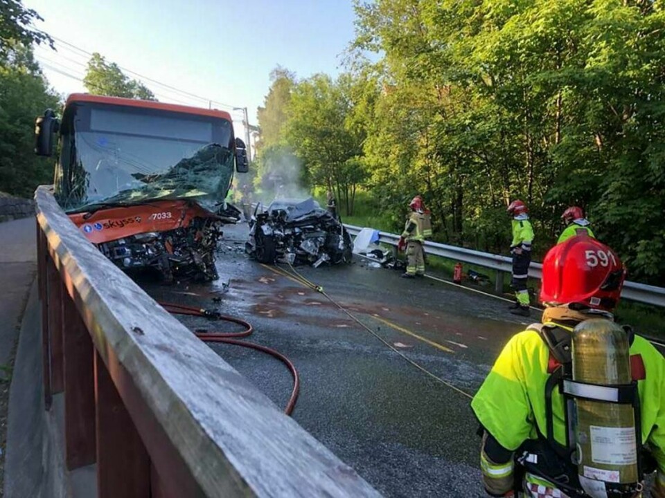 ULYKKE: Tre personer er alvorlig skadd. Det er etter at en buss og en bil krasjet på Sørås i Bergen.