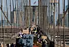Bildet viser demonstranter som marsjerte fredelig over Brooklyn Bridge i New York lørdag.