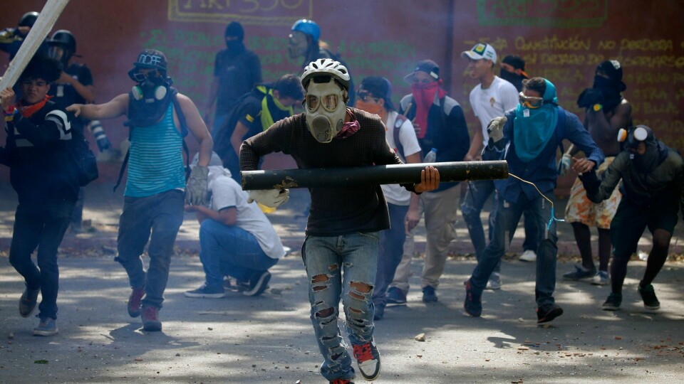 BRÅK: Demonstranter kjemper mot regjeringen i Venezuela.